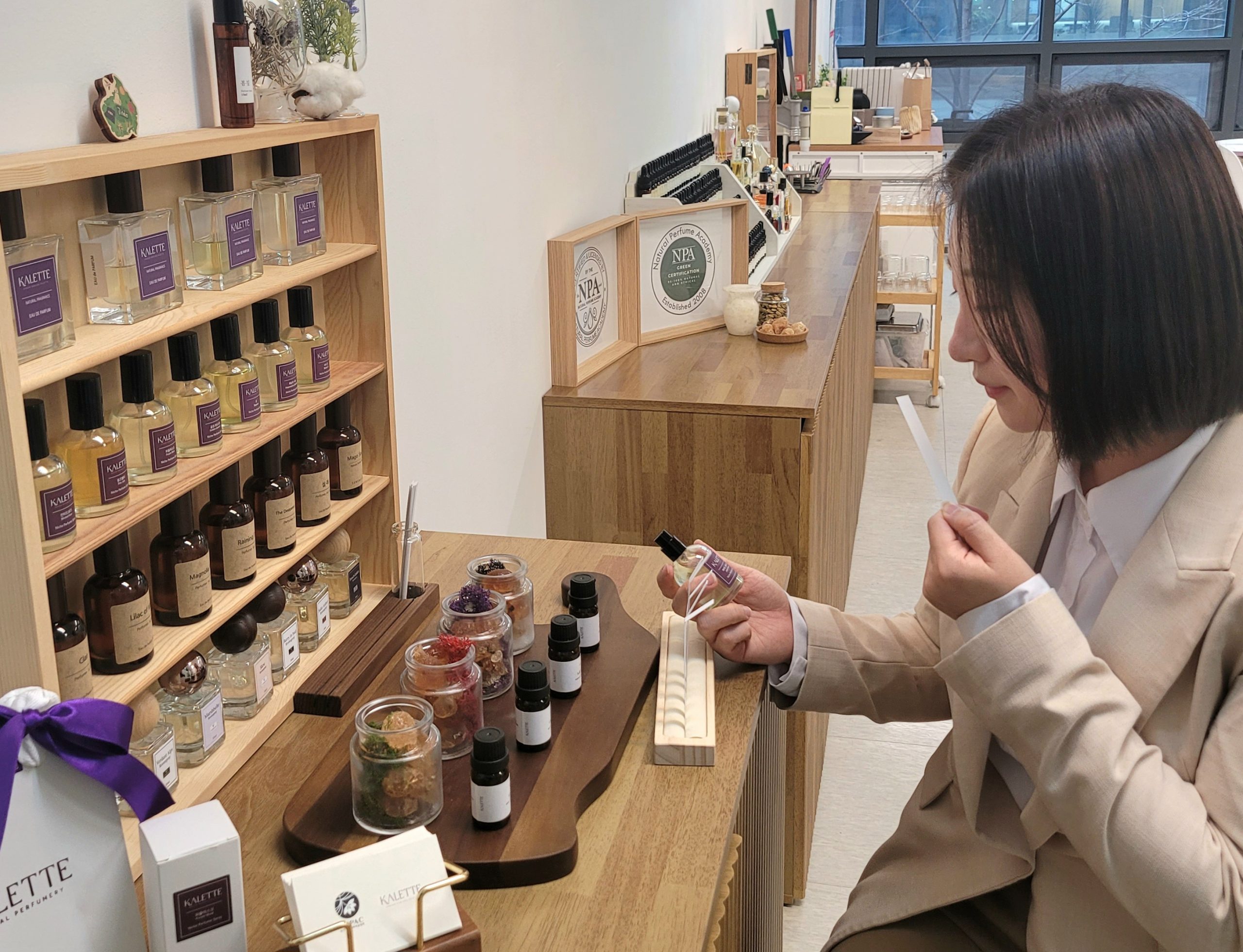 Sophia Chung becomes the first Korea-based natural perfumer certified by the Natural Perfume Academy, achieving the rare Green Badge for 95–100% natural and ethical practice.