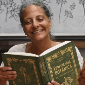 Ane Walsh reading "Perfumaria Botânica" to students in a natural perfumery classroom setting